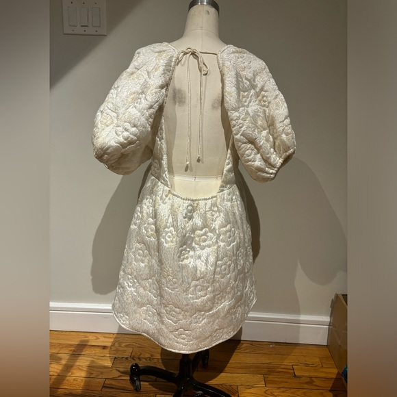 Babydoll dress Kimchi Blue quilted backless puff sleeve mini dress - Picture 2 of 2